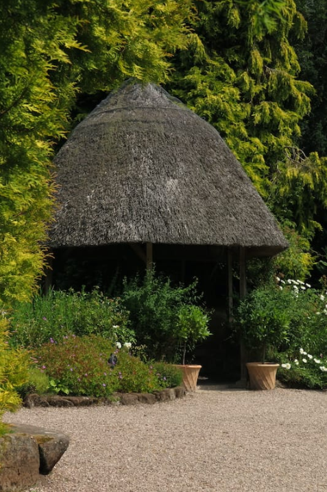 Ness Botanic Gardens 尼斯植物园 岩石园茅草屋顶凉亭.png