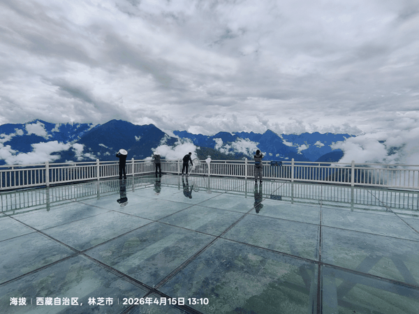 4山顶玻璃栈道景观.jpg