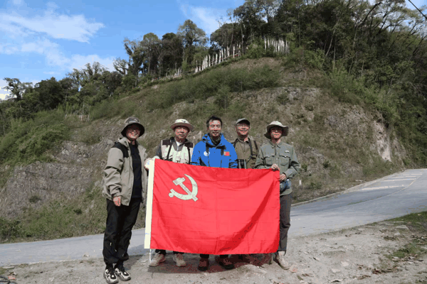 5蛀干害虫科考队与鸟类科考队党员合影.jpg
